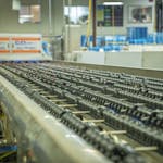 Foto de Mark Stebnicki Detailed view of an industrial conveyor belt system used in manufacturing and production settings.